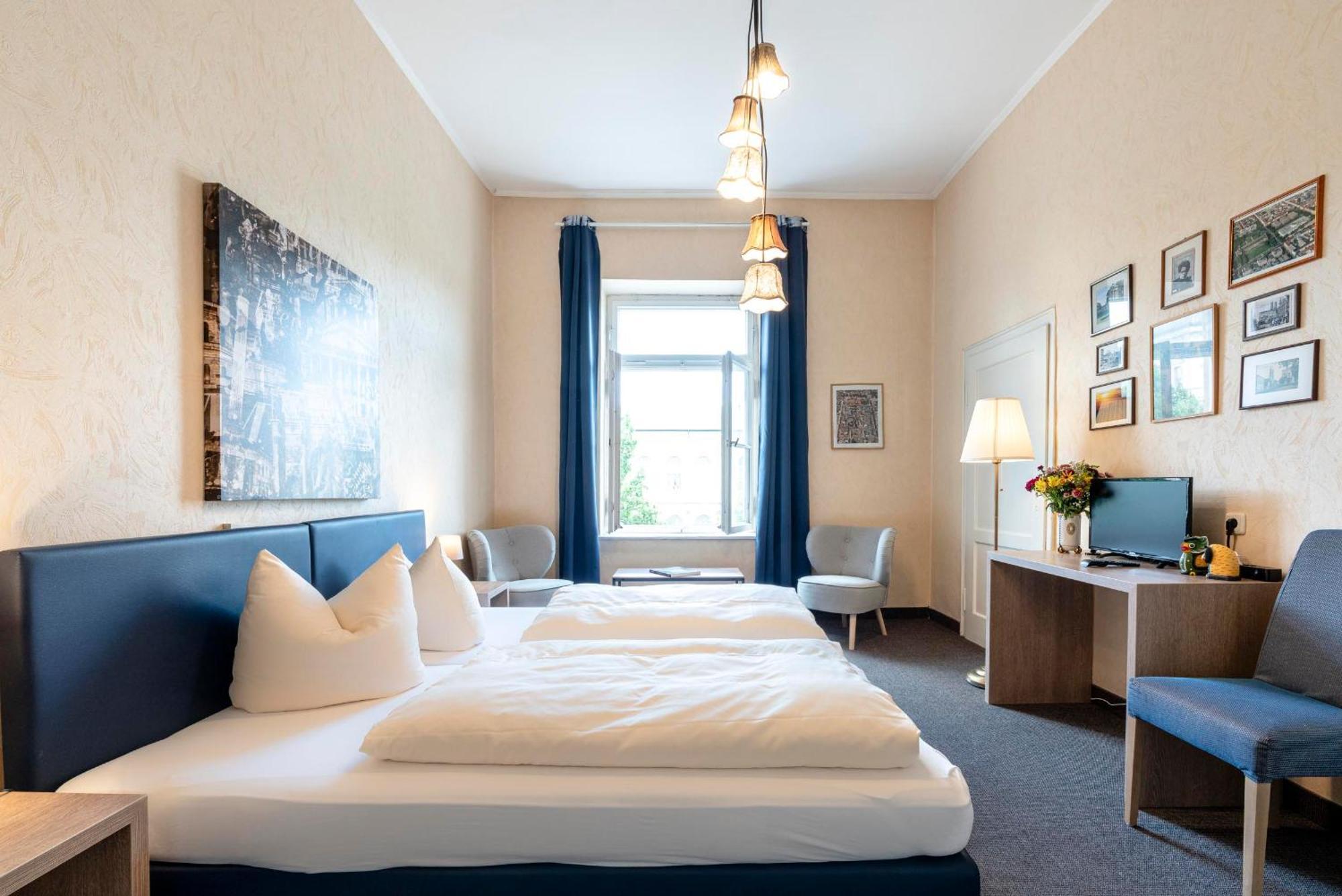 Hotel-Pension Am Siegestor Munich Exterior photo